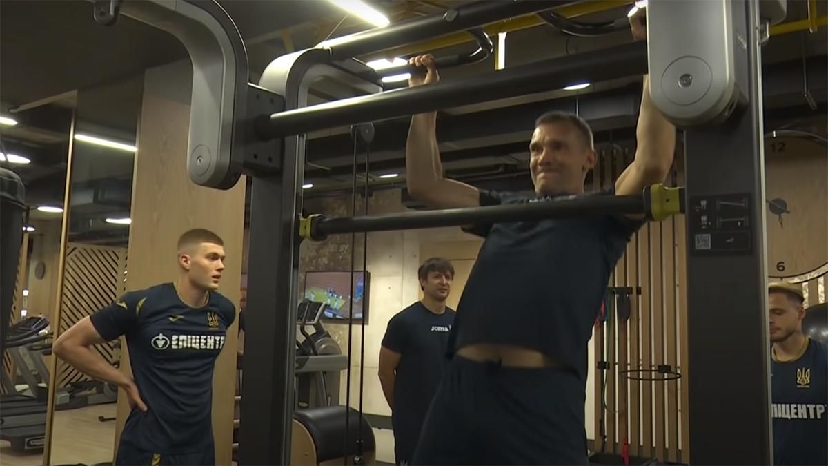 Шевченко провів Довбику та Лєднєву майстер-клас з підтягування: відео