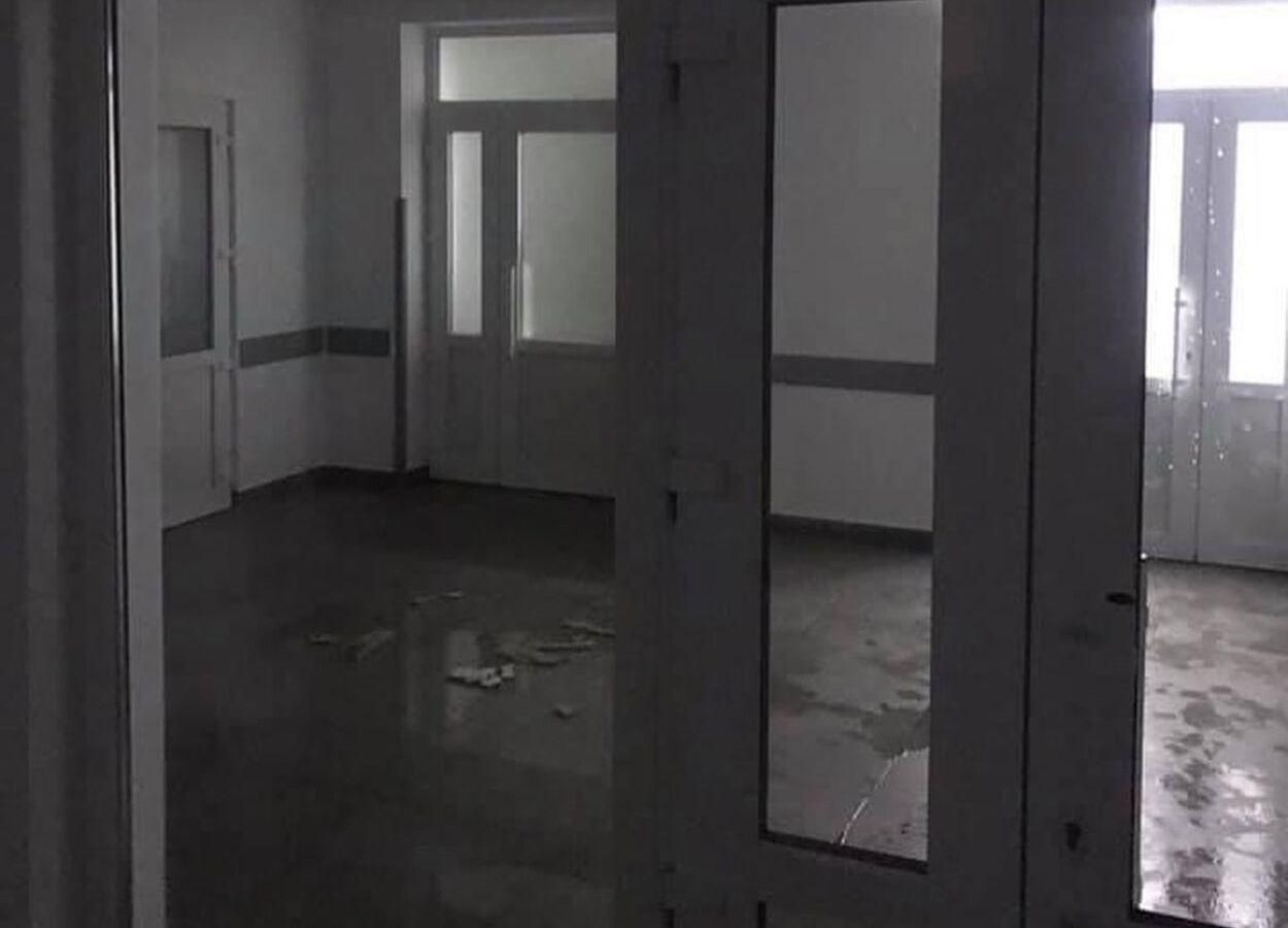 Последствия непогоды в Червонограде: в новом приемном отделении больницы упал потолок - фото Последствия непогоды в Червонограде: в новом приемном отделении больницы упал потолок - фото