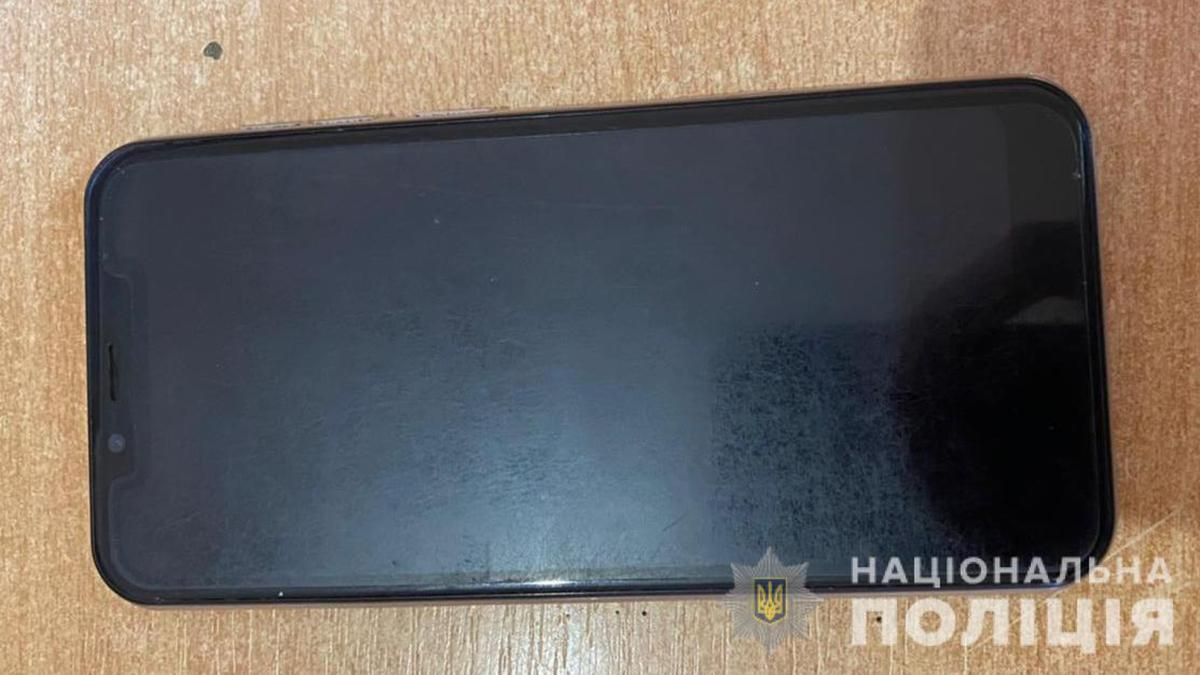 В Одесі 53-річному чоловікові порізали обличчя заради телефону В Одесі 53-річному чоловікові порізали обличчя заради телефону