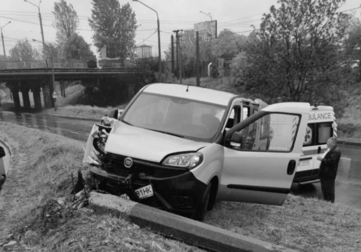 Во Львове 19.05.2021 служебное авто Энзима врезалось в столб: один из работников погиб - видео 