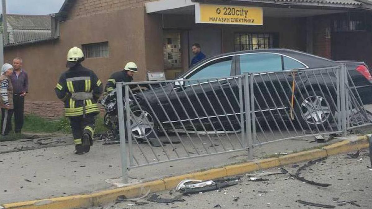 Під Києвом Mercedes влетів у зупинку: відео