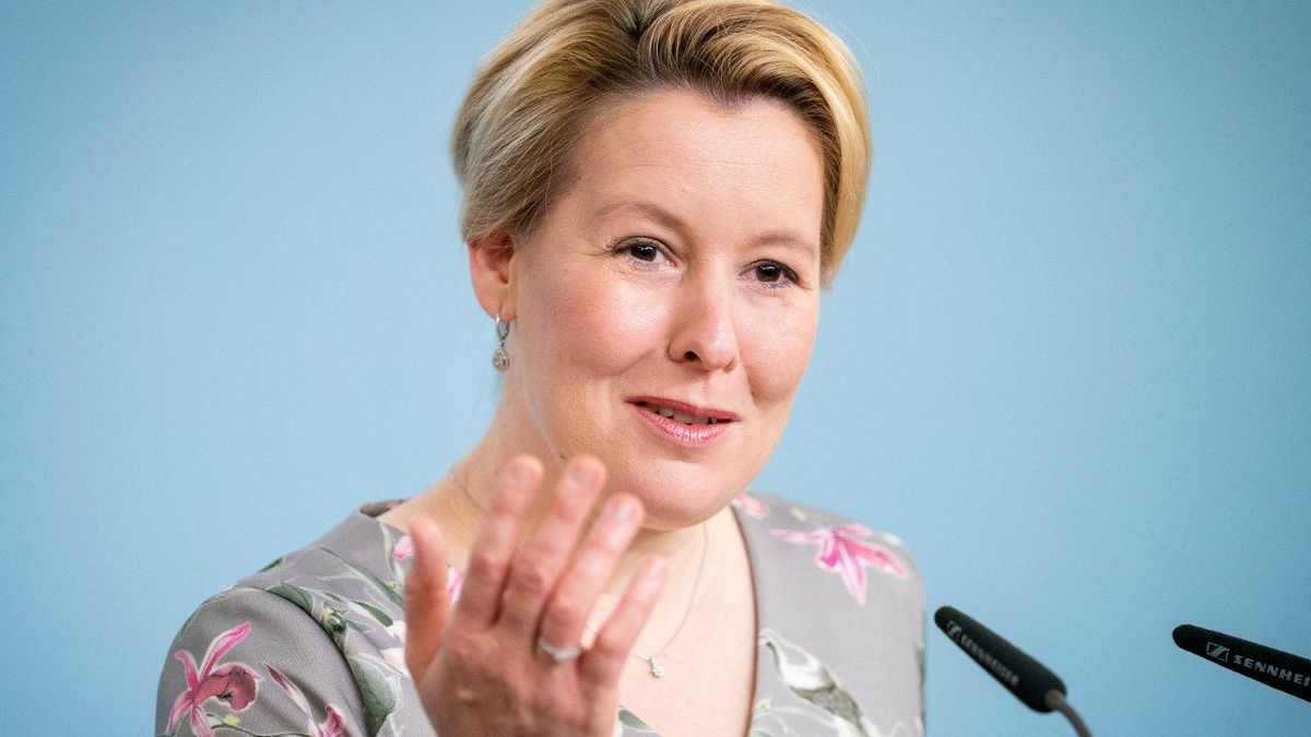 Немецкая министерка уходит в отставку из-за обвинений в плагиате Немецкая министерка уходит в отставку из-за обвинений в плагиате