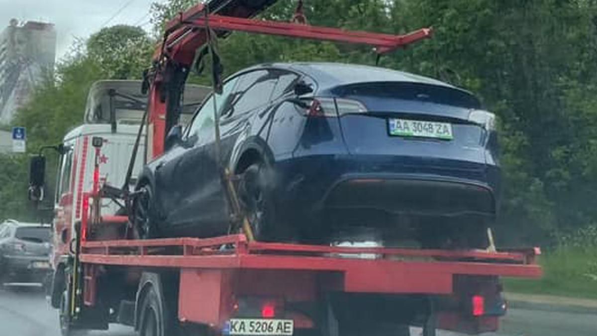 У Києві помітили евакуатор, який віз Tesla просто із зарядним кабелем