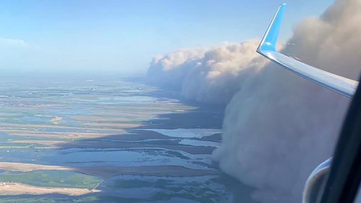 Масштабная песчаная буря накрыла российскую Астрахань: 2 пострадали Масштабная песчаная буря накрыла российскую Астрахань: 2 пострадали