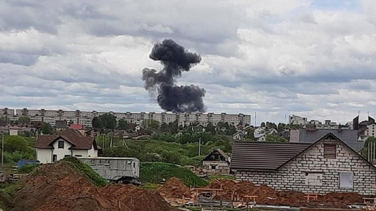 На видео попал момент падения военного самолета в Беларуси