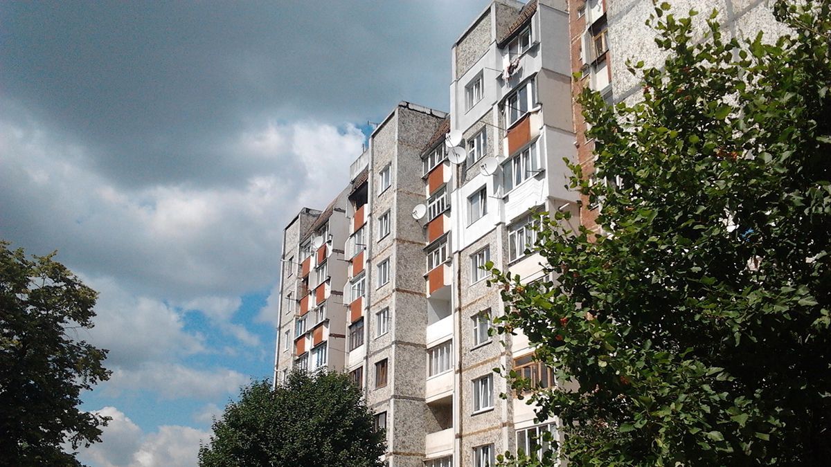 В Одесі чоловік випав із вікна багатоповерхівки: відео