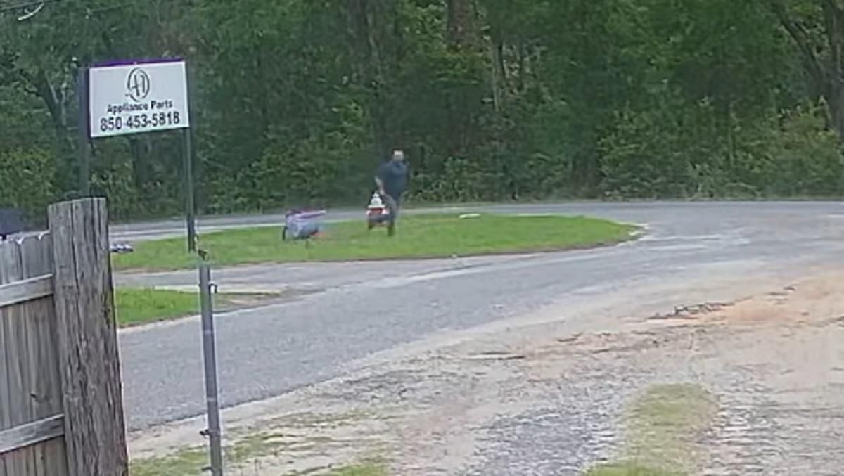 У США 11-річна дитина відбилася від викрадача: відео У США 11-річна дитина відбилася від викрадача: відео