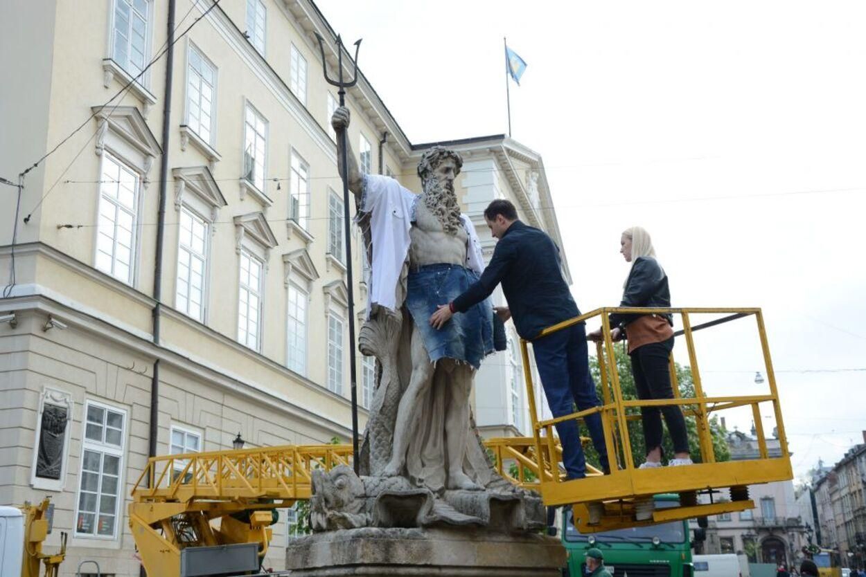 У Львові святкують День вишиванки: в сорочки вбралися леви, статуї та водії автобусів – фото
