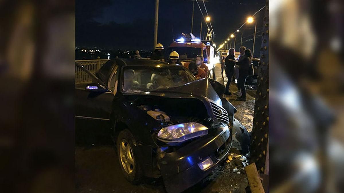 В Днепре легковушка врезалась в опору Амурского моста В Днепре легковушка врезалась в опору Амурского моста