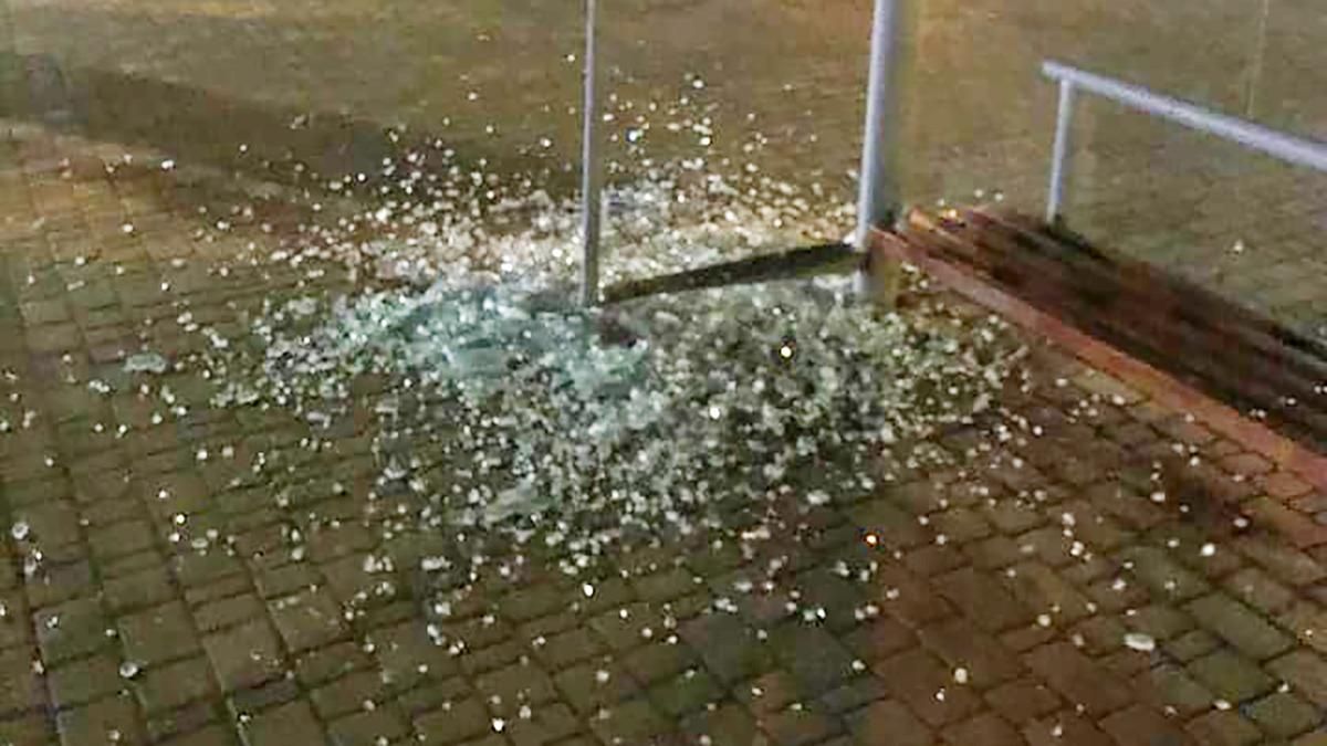 В Одесі вандали розгромили зупинку на площі Дерев'янко В Одесі вандали розгромили зупинку на площі Дерев'янко