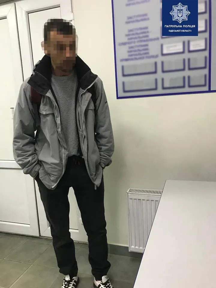 вандали розгромили зупинку в Одесі хуліганство площа Дерев'янко вандали розгромили зупинку в Одесі хуліганство площа Дерев'янко