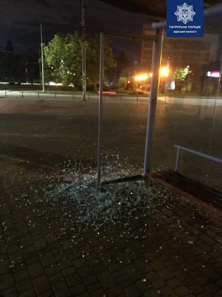 вандали розгромили зупинку в Одесі хуліганство площа Дерев'янко вандали розгромили зупинку в Одесі хуліганство площа Дерев'янко