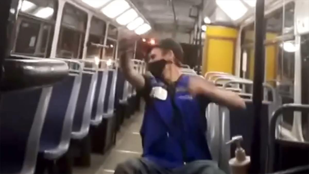 В Днепре кондуктор устроил дискотеку в троллейбусе: видео В Днепре кондуктор устроил дискотеку в троллейбусе: видео