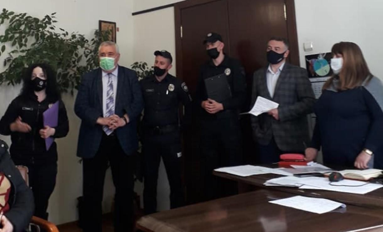 Вчителька змусила ученицю їсти папір і била у школі на Хмельниччині Вчителька змусила ученицю їсти папір і била у школі на Хмельниччині