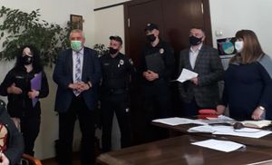 Змусила з’їсти папір і била головою об парту: на Хмельниччині вчителька знущається з дітей