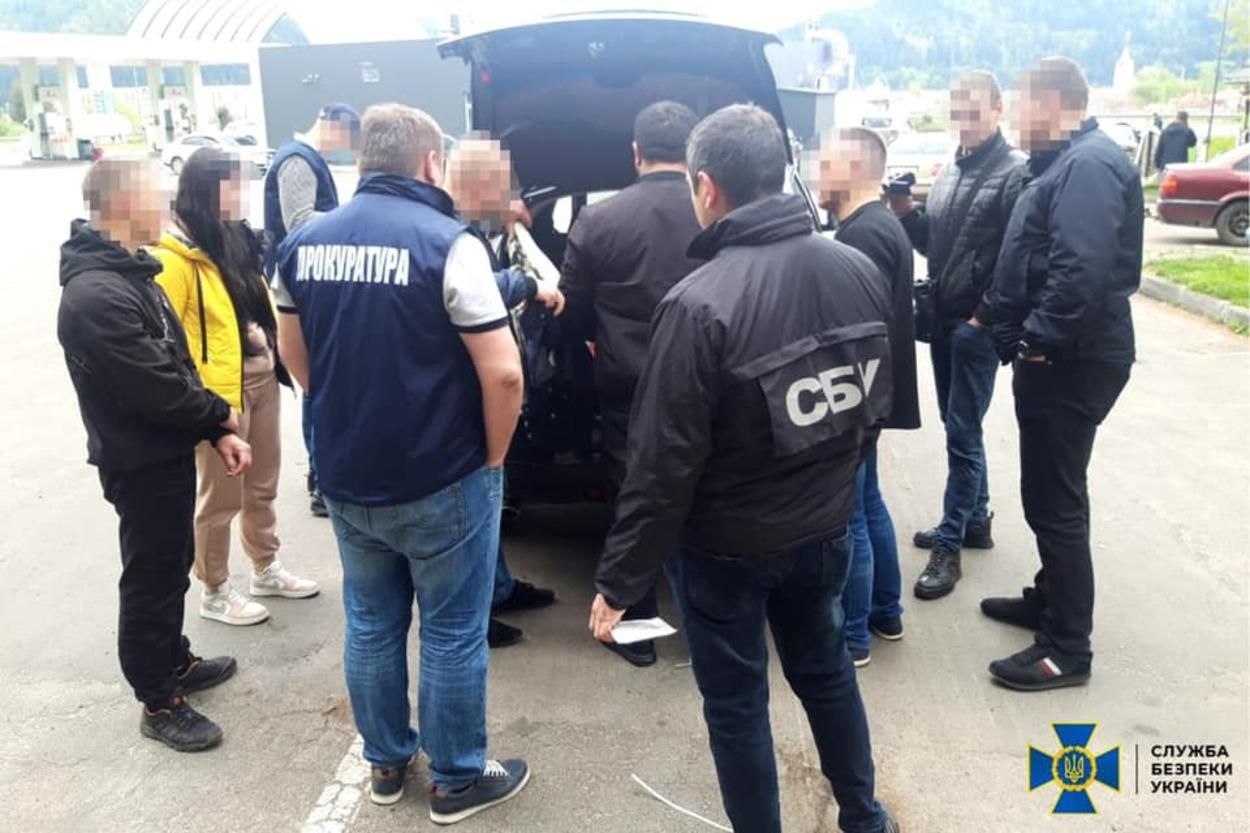 Кришував масштабне розкрадання лісу на Львівщині: СБУ затримала поліцейського – фото Кришував масштабне розкрадання лісу на Львівщині: СБУ затримала поліцейського – фото