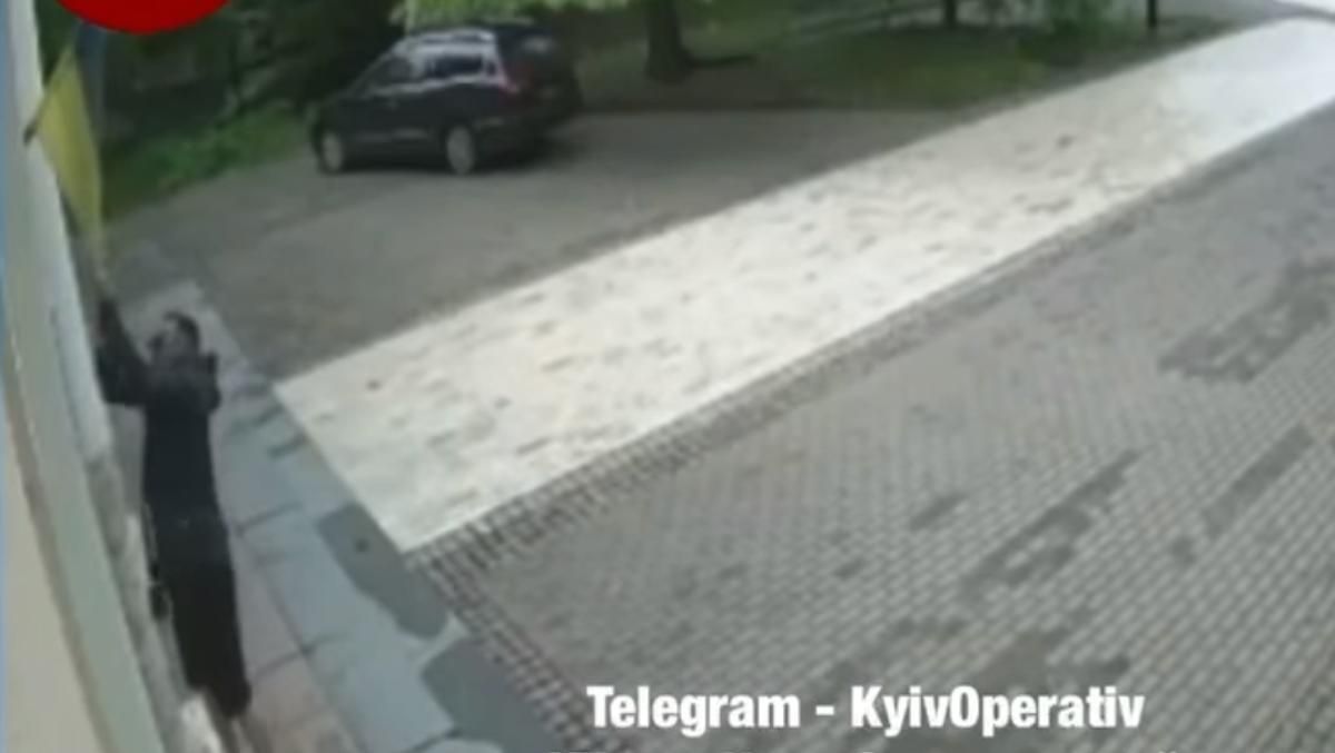 В парке на Печерске в Киеве мужчина разорвал флаг Украины В парке на Печерске в Киеве мужчина разорвал флаг Украины