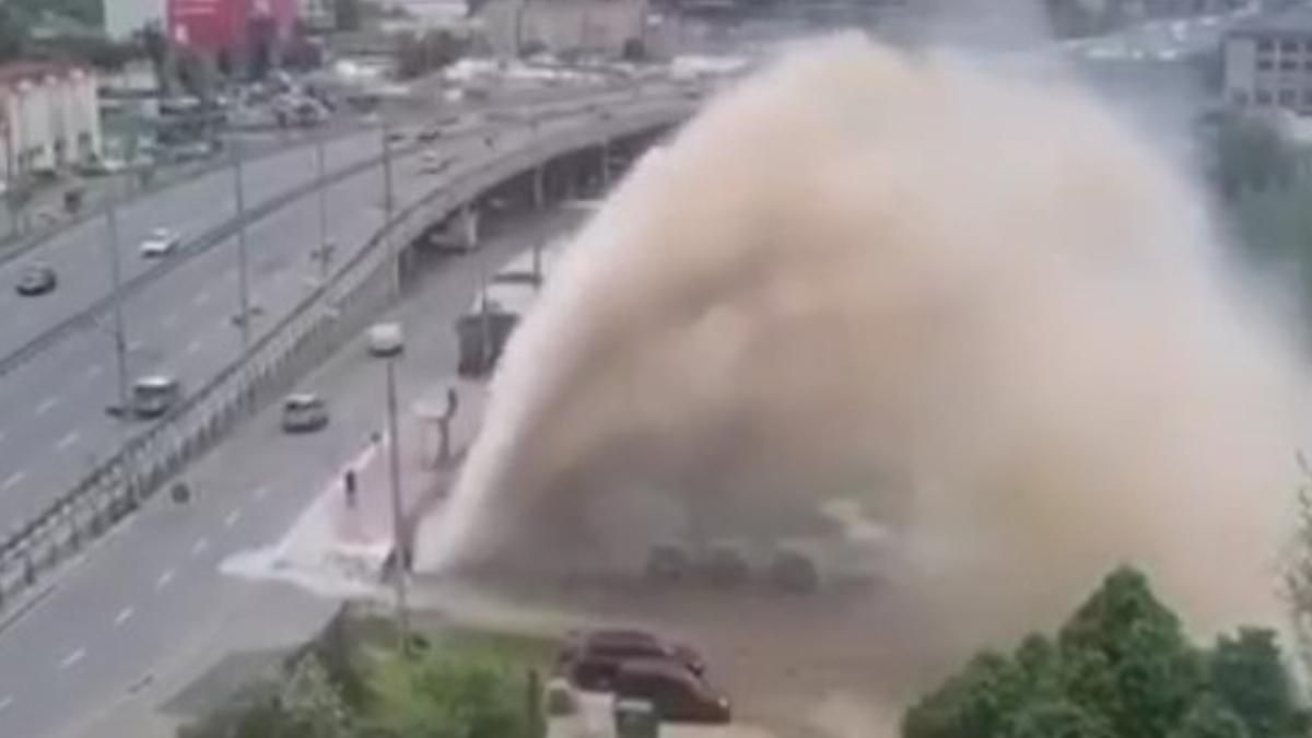 У Києві на Деміївській площі фонтан води залив автівки: відео У Києві на Деміївській площі фонтан води залив автівки: відео