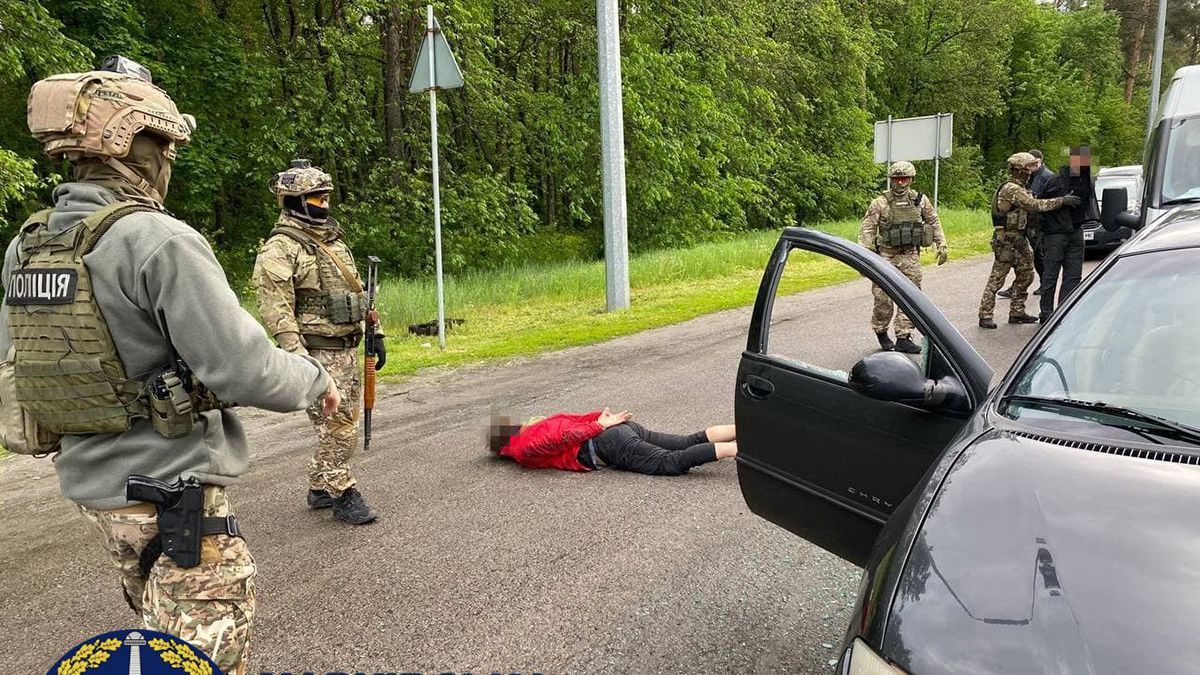 У Харкові піймали злочинців: увірвалися до будинку і катували праскою