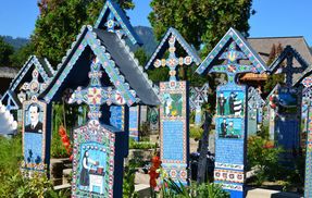 Сміються над смертю: унікальне "Веселе кладовище Сапанта" в Румунії