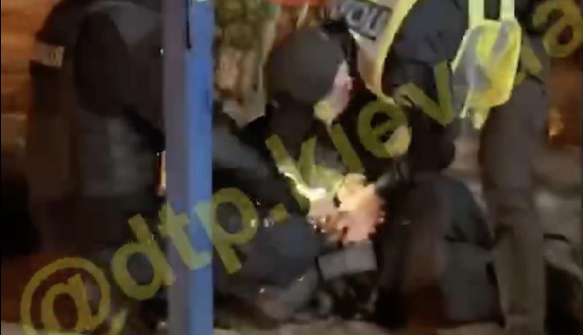 У Києві сталася стрілянина на Верховинній, є поранений: відео