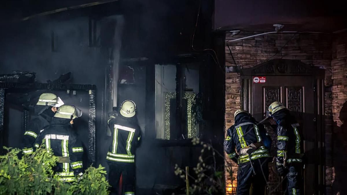 На Позняках в Киеве почти полностью сгорел ресторан