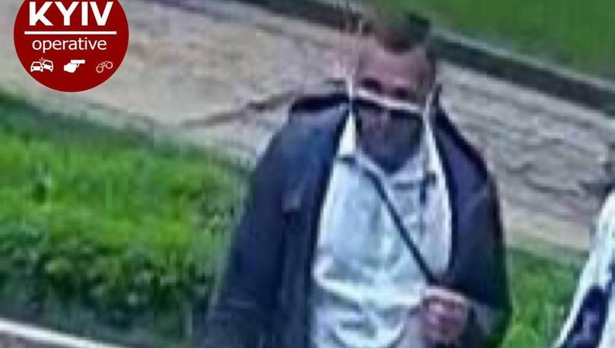 У Києві спіймали чоловіка, який розірвав державний прапор у парку У Києві спіймали чоловіка, який розірвав державний прапор у парку