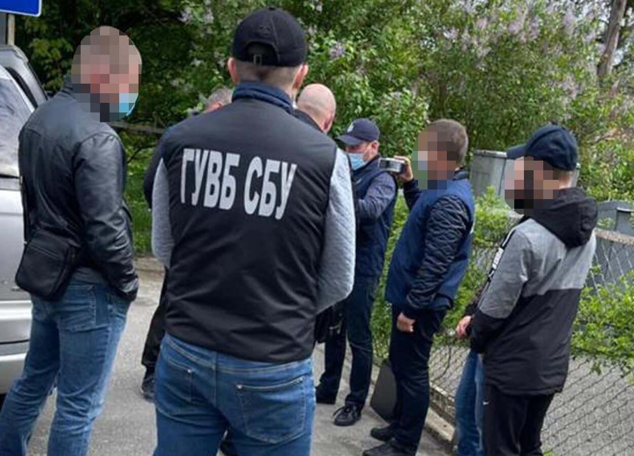Брали взятки с владельцев евроблях: СБУ разоблачила таможенника и 2 екс-полицейских - фото 
