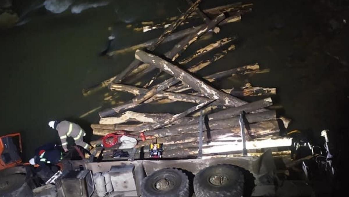 На Прикарпатті завантажений лісовоз впав у річку: є жертви