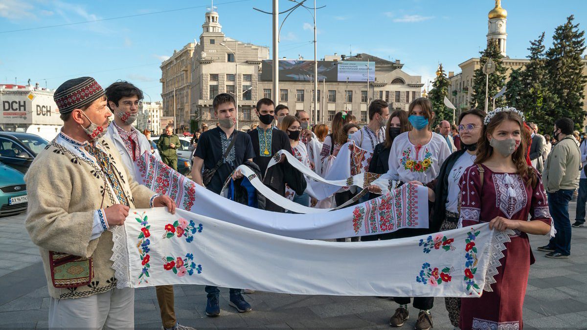 Парад вышиванок в Харькове: люди придерживались рушниковой дистанции