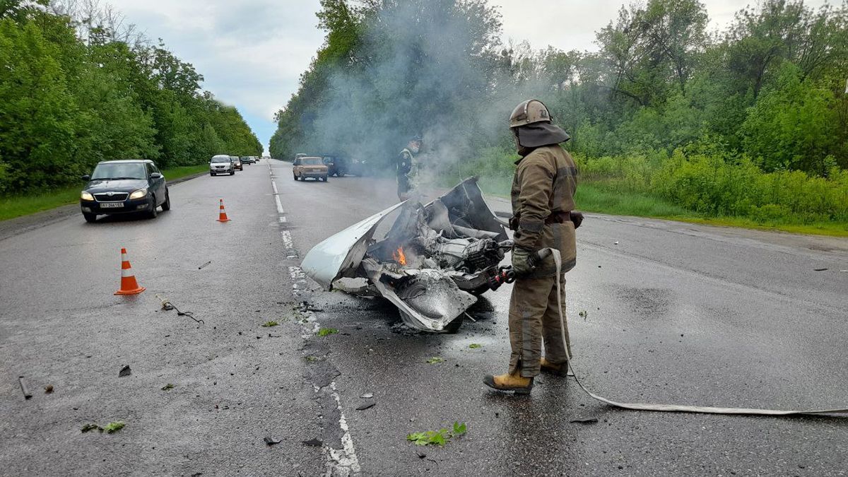 Волгу под Харьковом разорвало пополам: двигатель загорелся