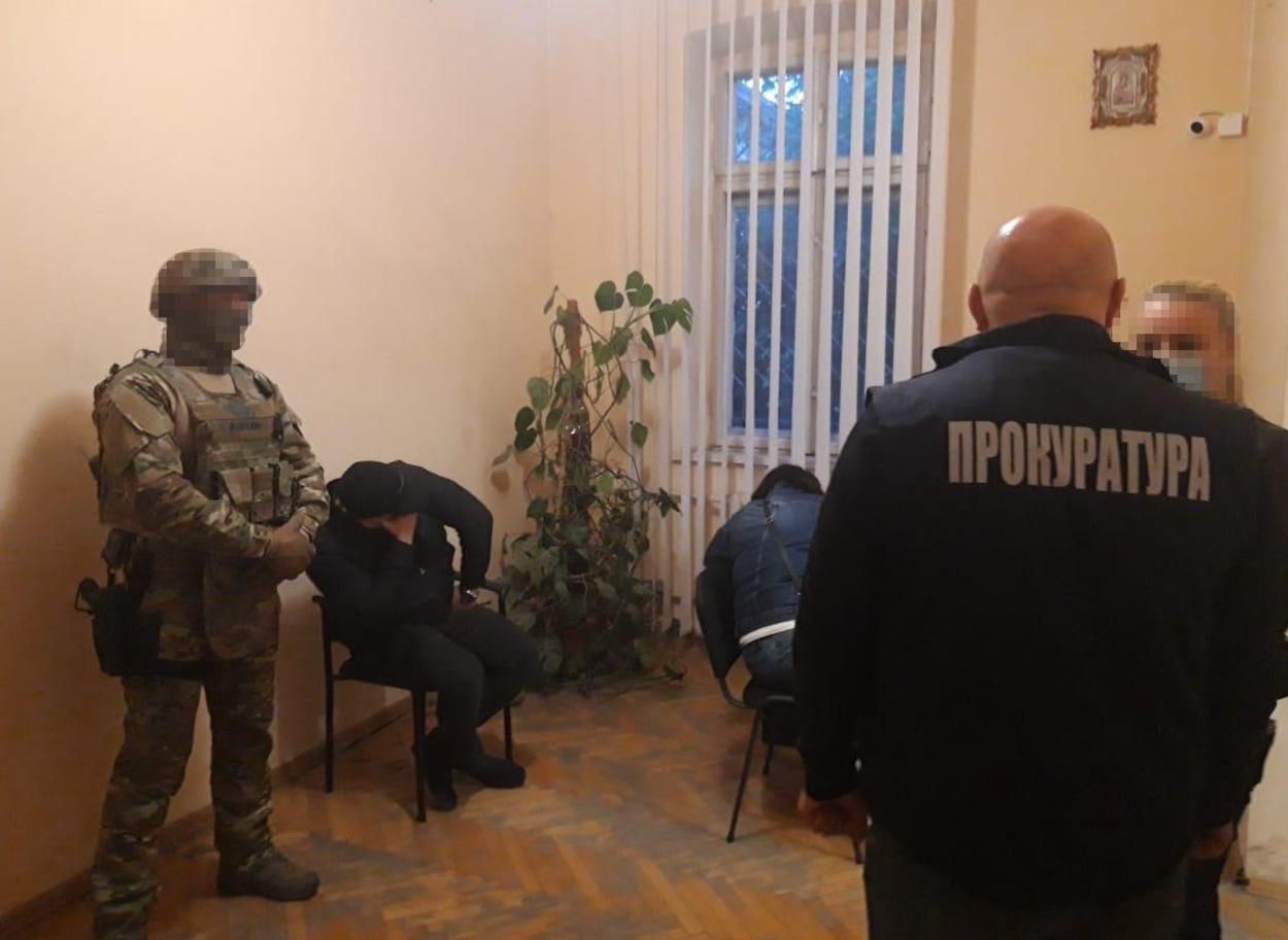 Продавали наркотики и подделывали уголовные дела: во Львове задержали правоохранителей 