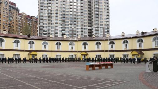 У центрі Києва молодики з балкону обстріляли військову частину Нацгвардії: відео