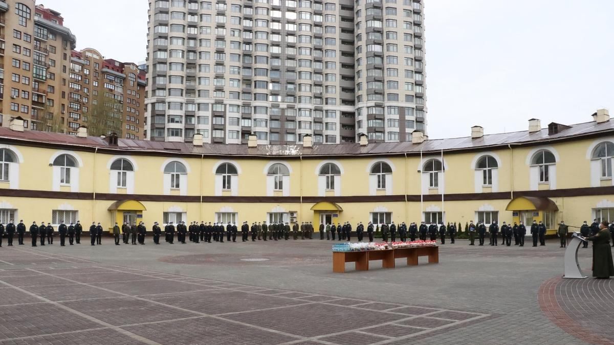 У центрі Києва молодики з балкону стріляли по військовій частині