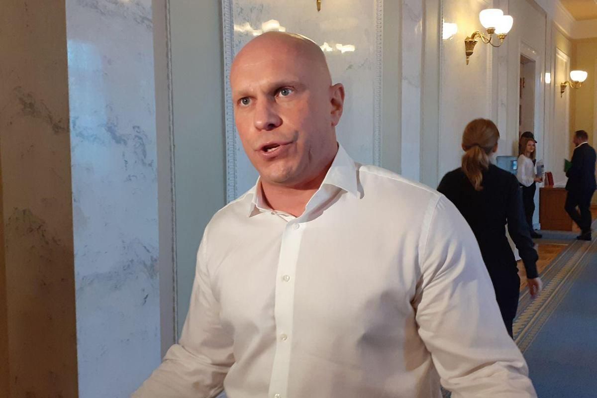 Тітушки Киви перекрили дорогу після суду над Медведчуком Тітушки Киви перекрили дорогу після суду над Медведчуком