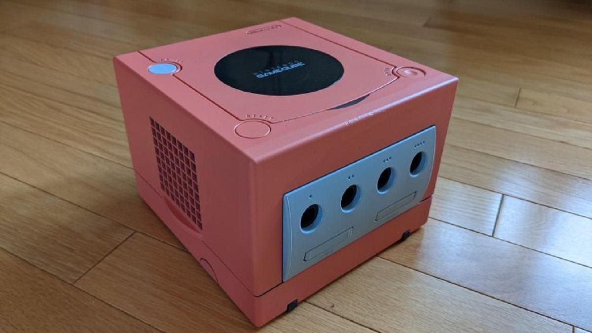 Ентузіаст зібрав ігровий комп'ютер в корпусі консолі Nintendo GameCube Ентузіаст зібрав ігровий комп'ютер в корпусі консолі Nintendo GameCube