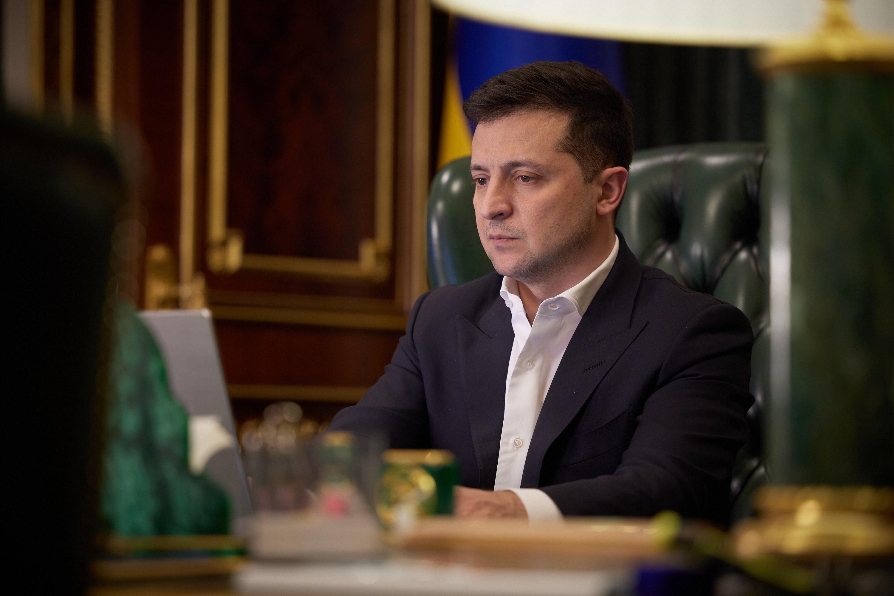 Зеленский ввел санкции против главарей боевиков