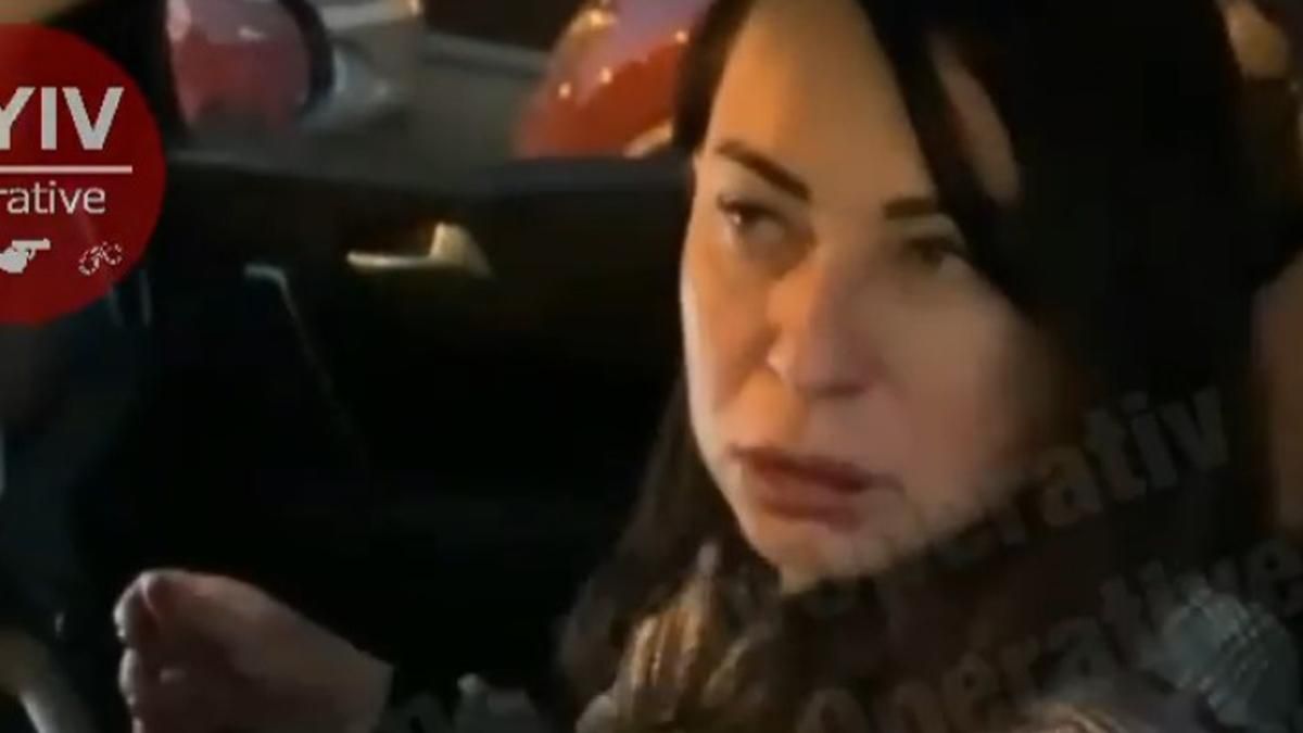 У Києві жінка зачепила кілька авто й врізалась у паркан У Києві жінка зачепила кілька авто й врізалась у паркан