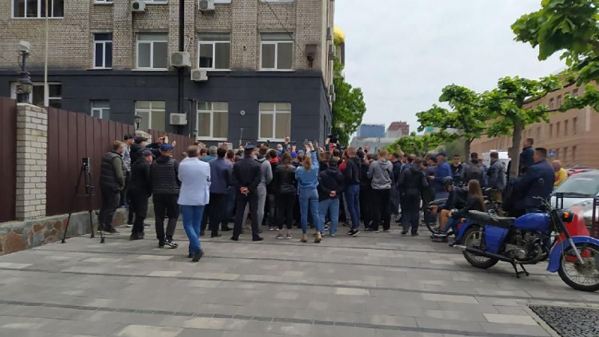 Избиение патрульного руководством в Днепре: митинг в поддержку - фото Избиение патрульного руководством в Днепре: митинг в поддержку - фото