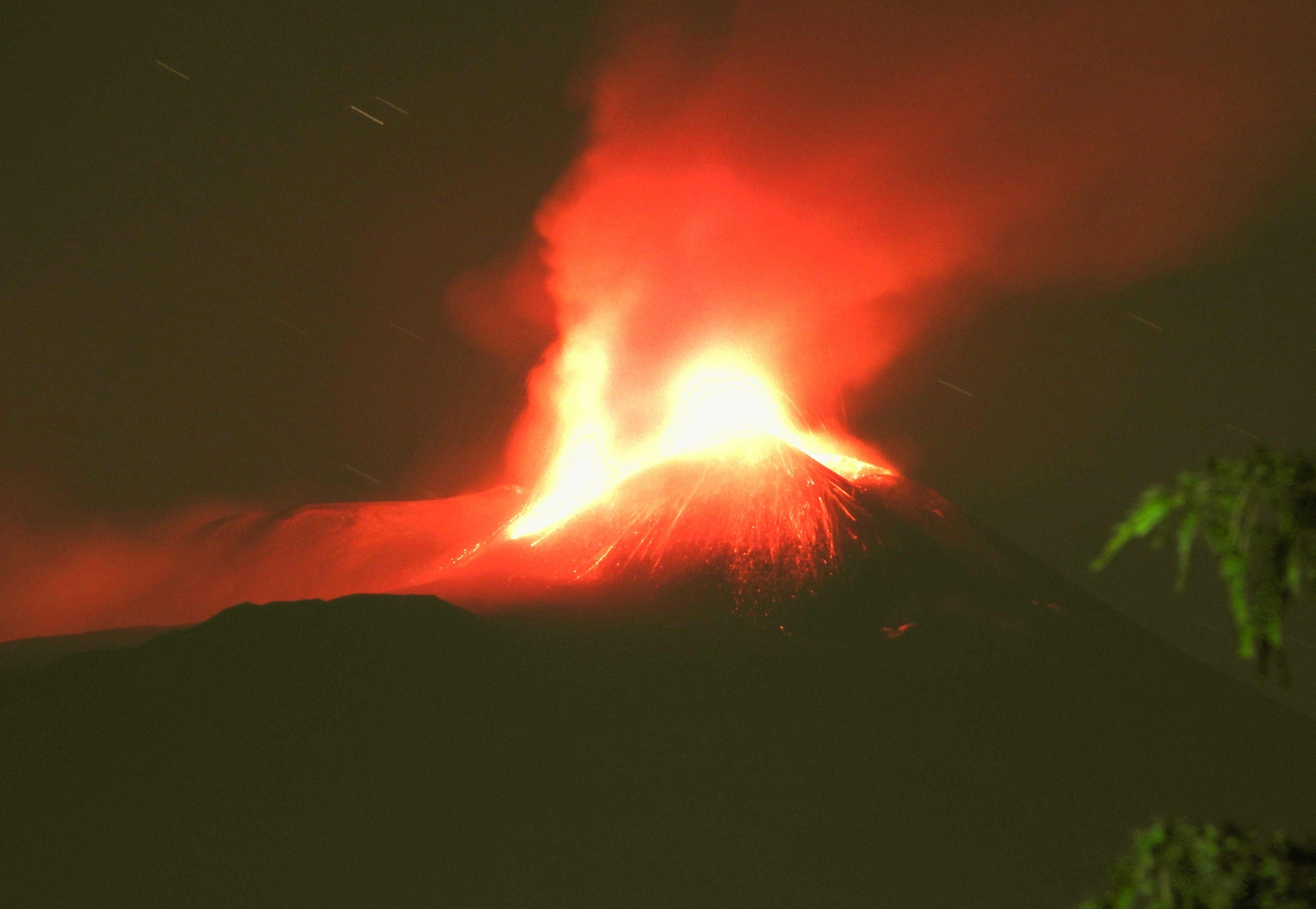 В Италии уже второй раз за 48 часов началось извержение Этны: видео В Италии уже второй раз за 48 часов началось извержение Этны: видео