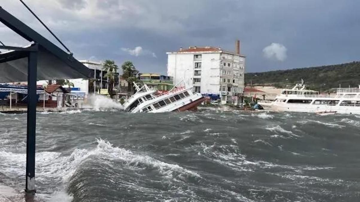 Західне узбережжя Туреччини постраждало від шторму: фото й відео