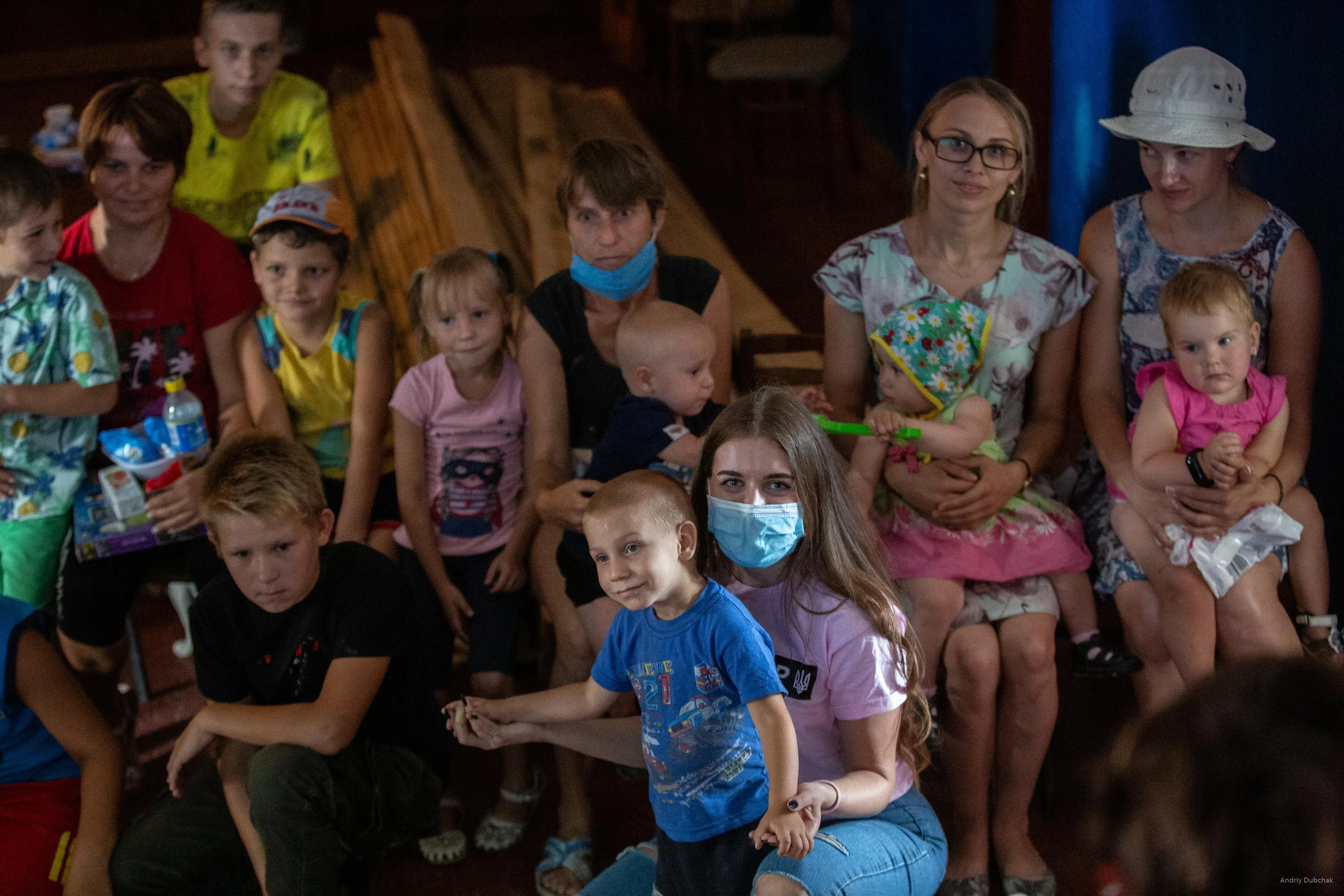 Катерина Дмитрівна з дітьми, які живуть на фронті Катерина Дмитрівна з дітьми, які живуть на фронті