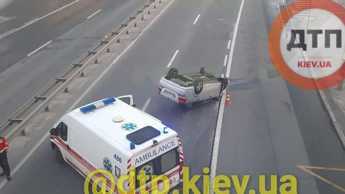 Проїхав на даху майже 100 метрів: у Києві трапилась карколомна ДТП Проїхав на даху майже 100 метрів: у Києві трапилась карколомна ДТП