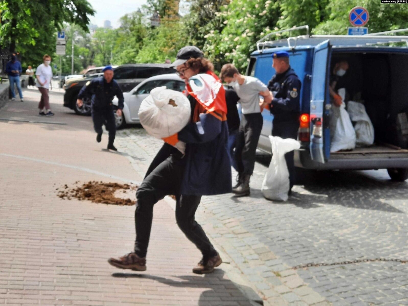 У Києві активіста Маркелова затримали біля посольства Білорусі У Києві активіста Маркелова затримали біля посольства Білорусі