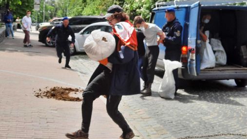 Хотів перекинути мішок з гноєм: біля посольства Білорусі у Києві затримали активіста