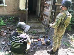 На Донбасі виявили сховок ворожих боєприпасів: фото