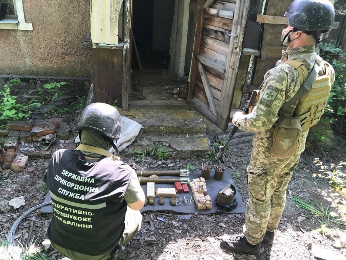 На Донбассе обнаружили тайник вражеских боеприпасов: фото