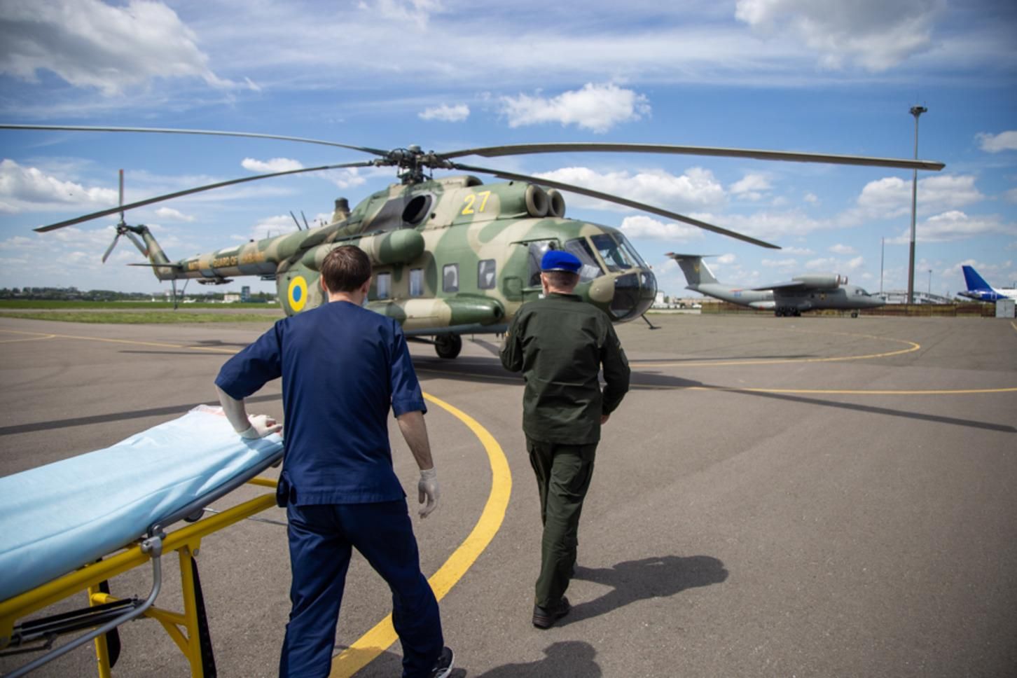 Пораненого під Мар'їнкою бійця гелікоптером доправили до Києва
