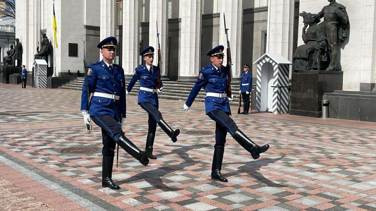 Почетный караул Нацгвардии возобновила несения службы под Радой