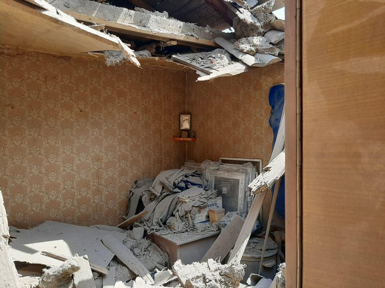 Боевики обстреляли Пески из гранатометов: дедушка остался без крыши